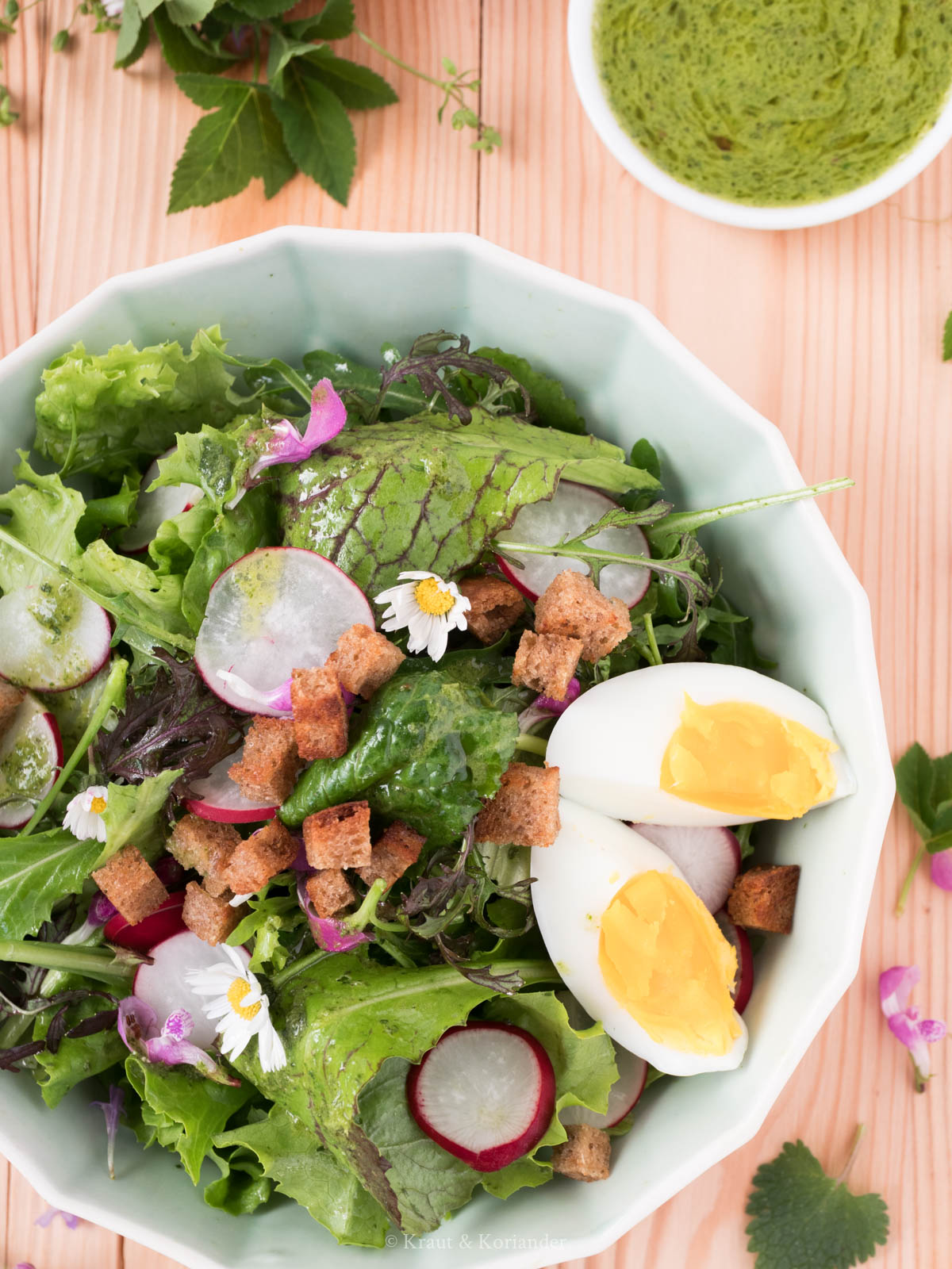 Frühlingshafter Salat mit Wildkräuterdressing