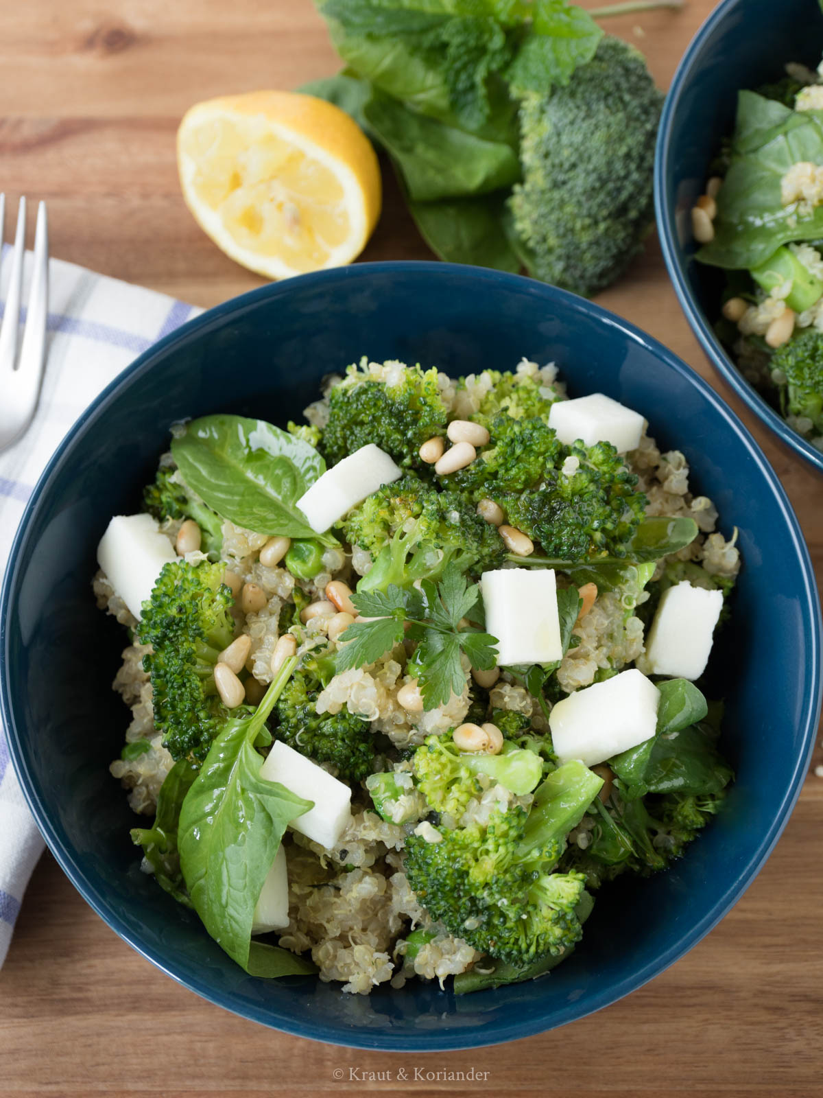 Lauwarmer Quinoa-Salat mit Brokkoli und Spinat