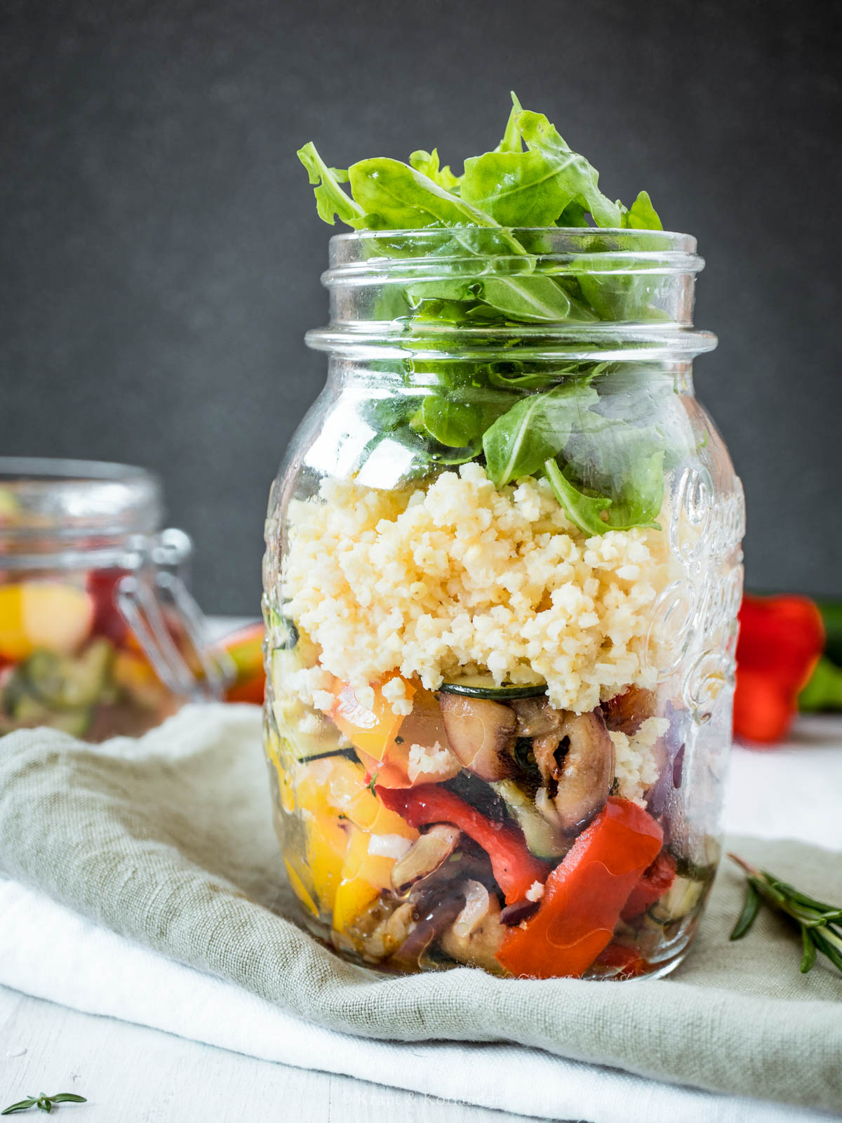 Sommerlicher Antipasti-Hirse-Salat im Glas