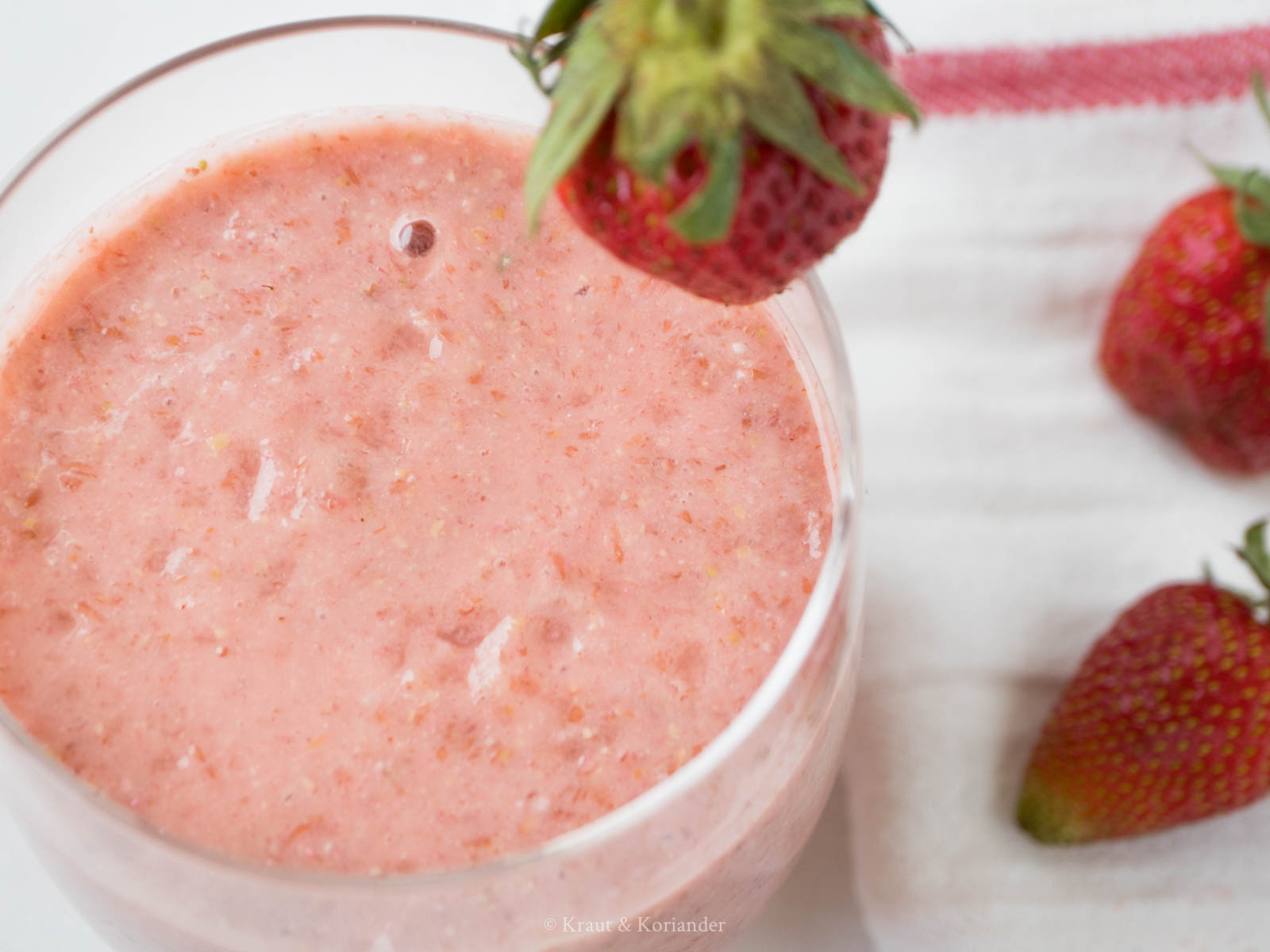 Power-Frühstückssmoothie mit Erdbeeren