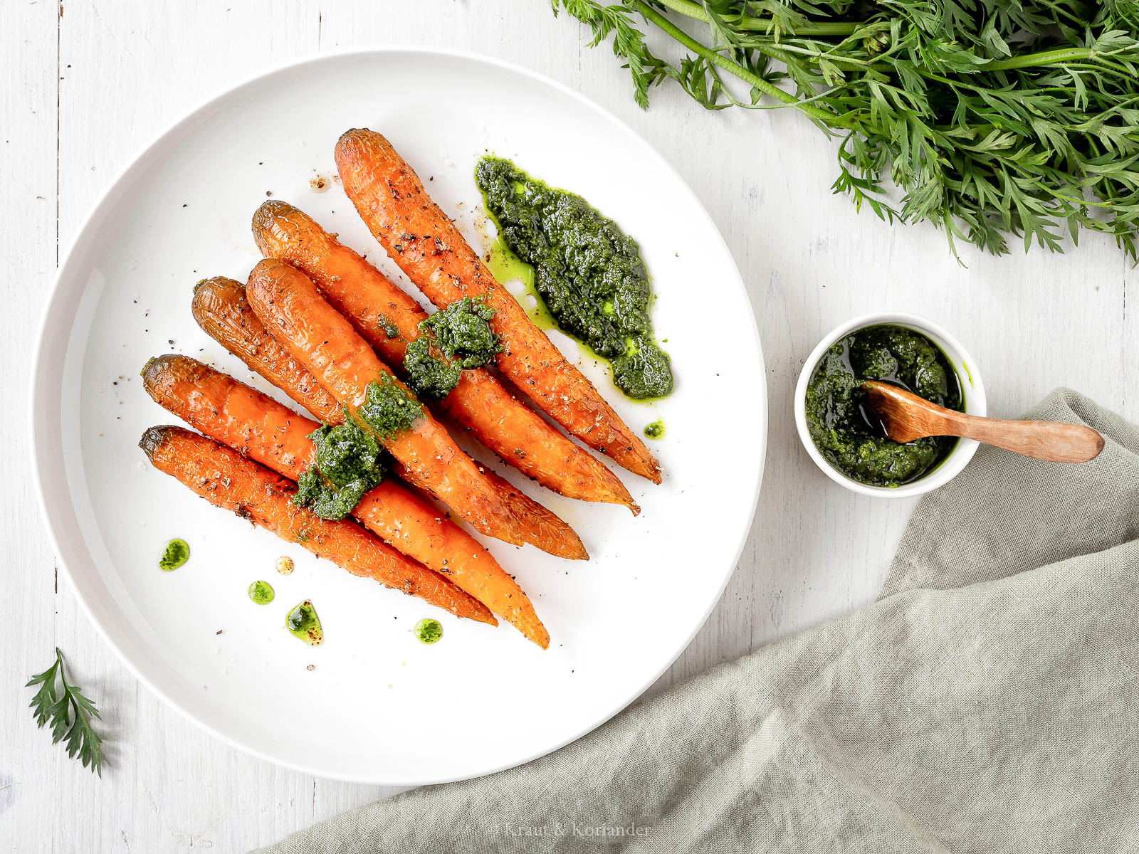 Geröstete Karotten mit Karottengrün-Pesto