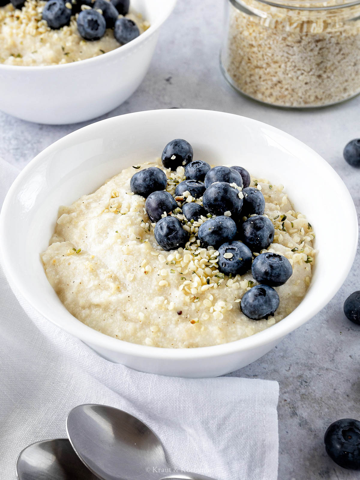 Hirse-Kokos-Porridge mit Beeren