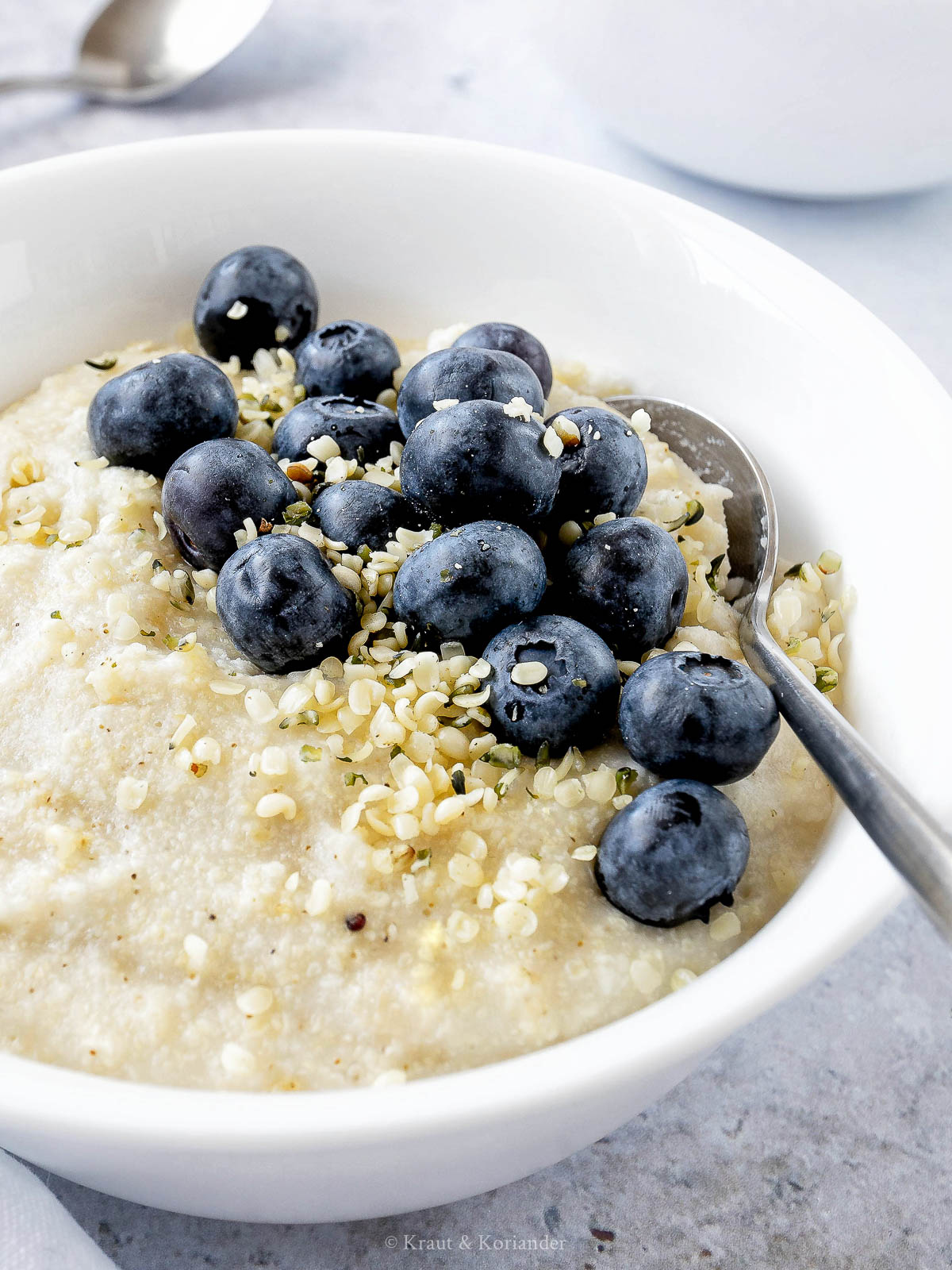 Hirse-Kokos-Porridge mit Beeren