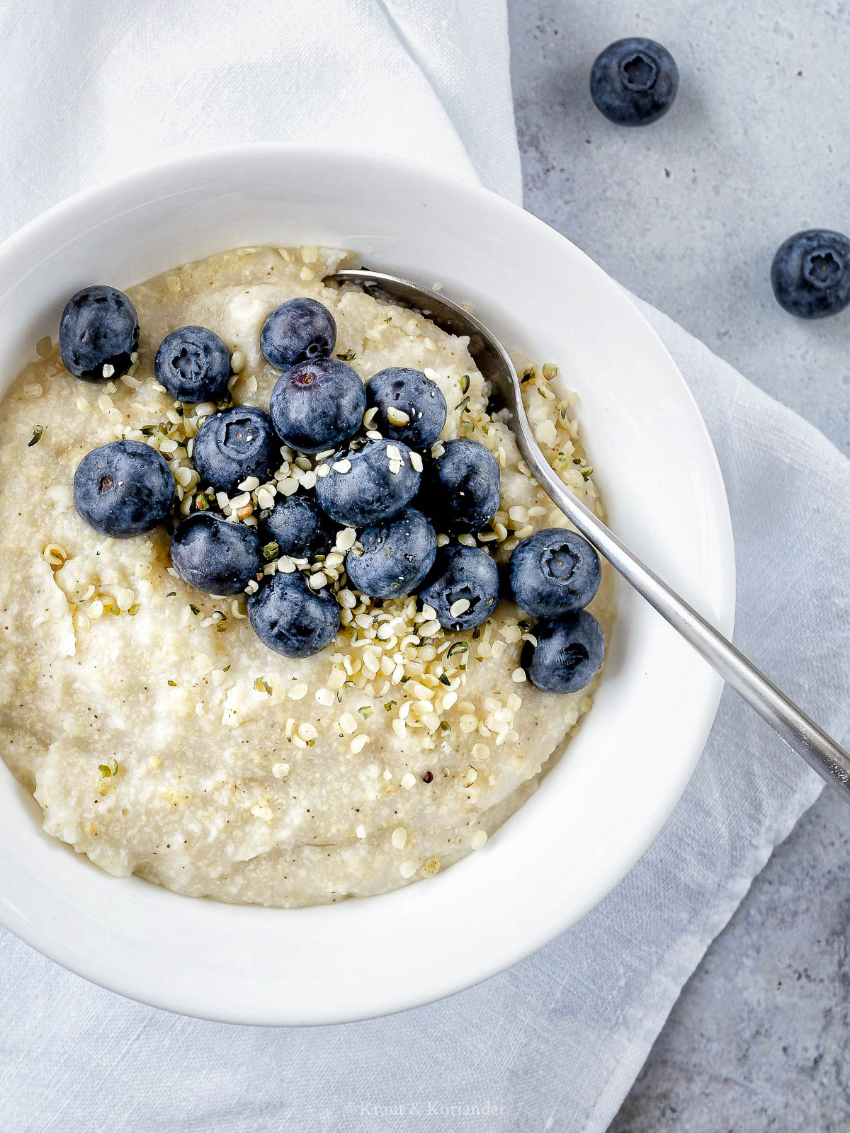 Hirse-Kokos-Porridge mit Beeren