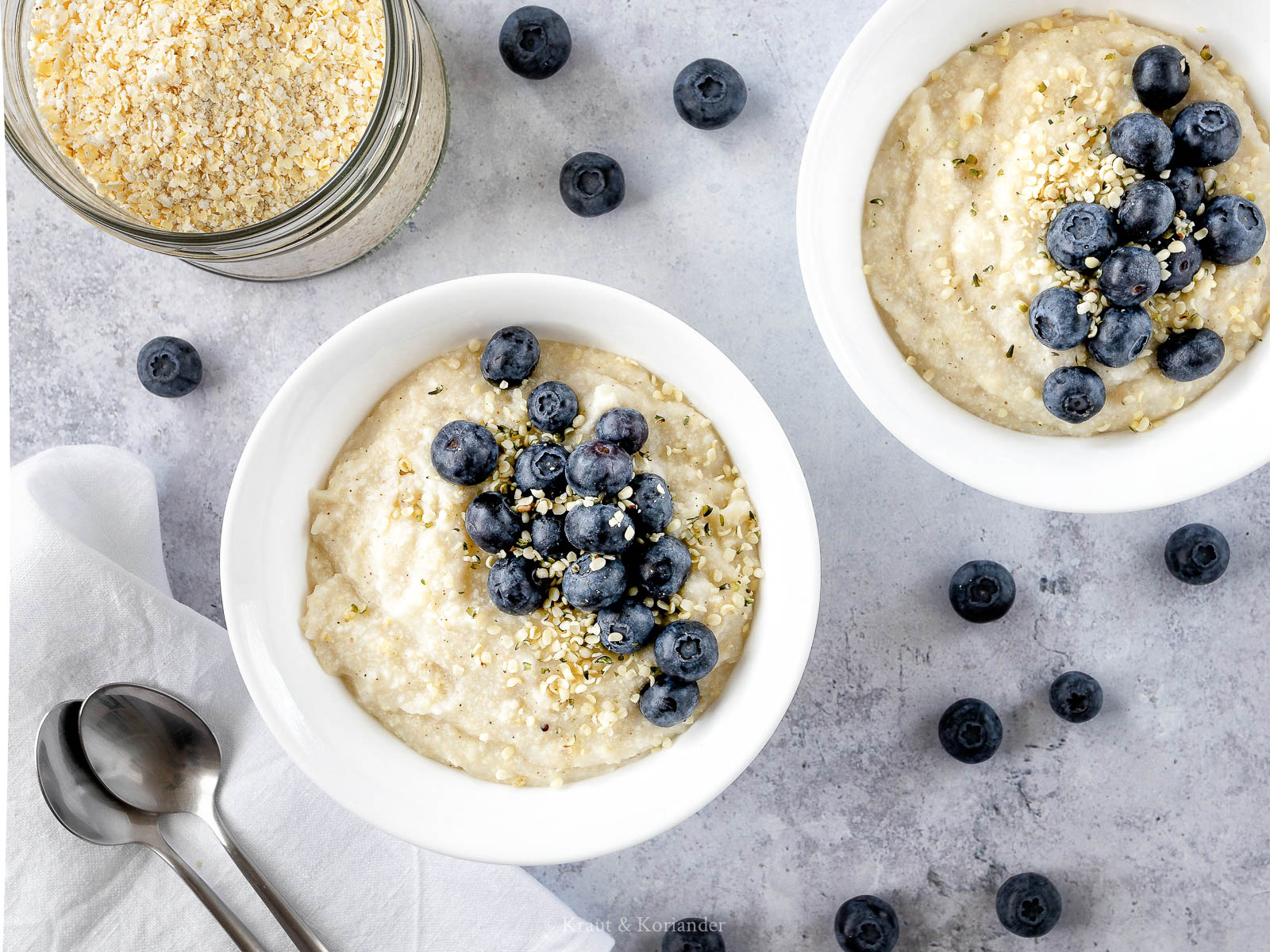 Hirse-Kokos-Porridge mit Beeren