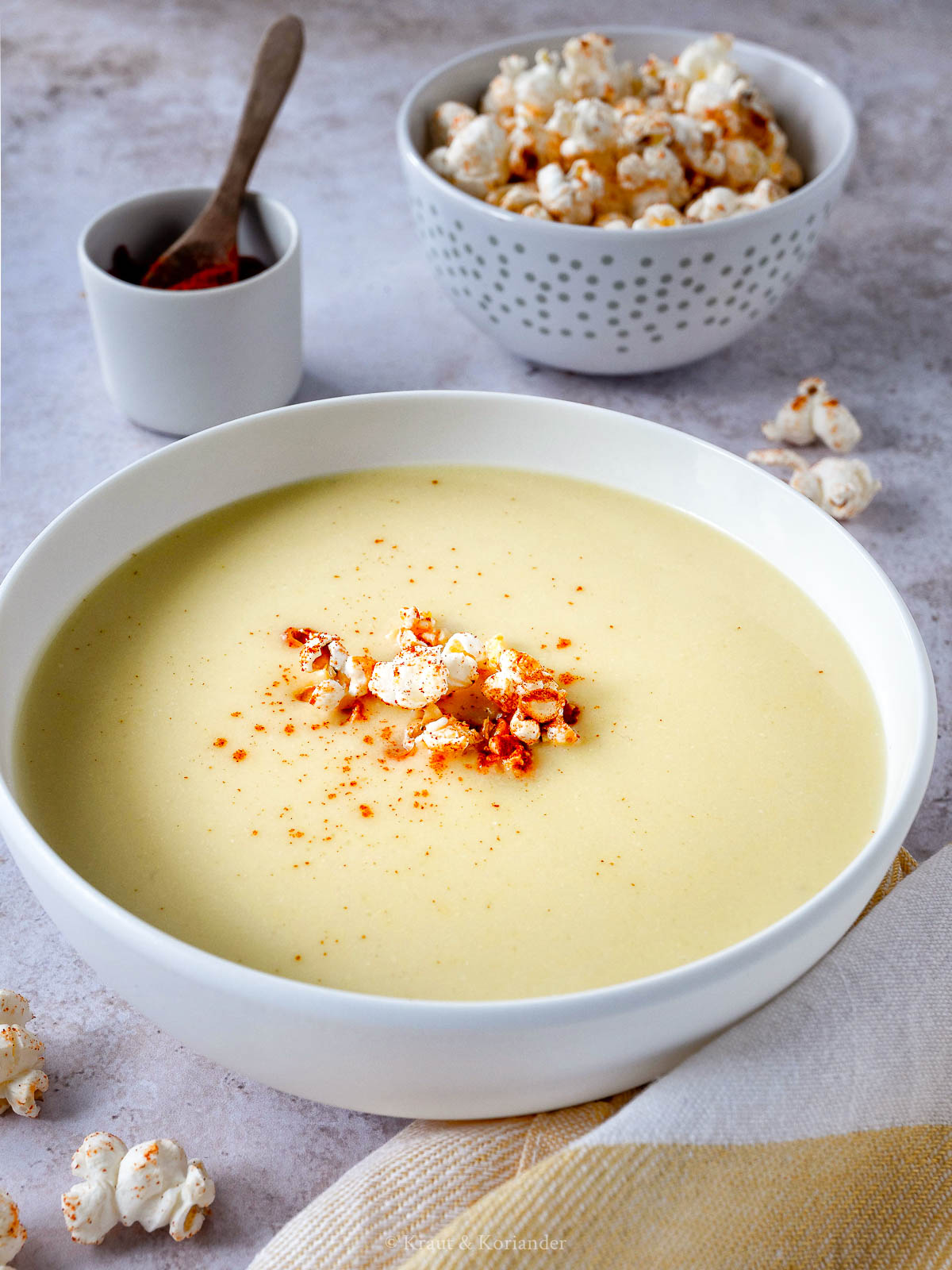 Gelbe Paprika-Mais-Suppe mit Popcorn