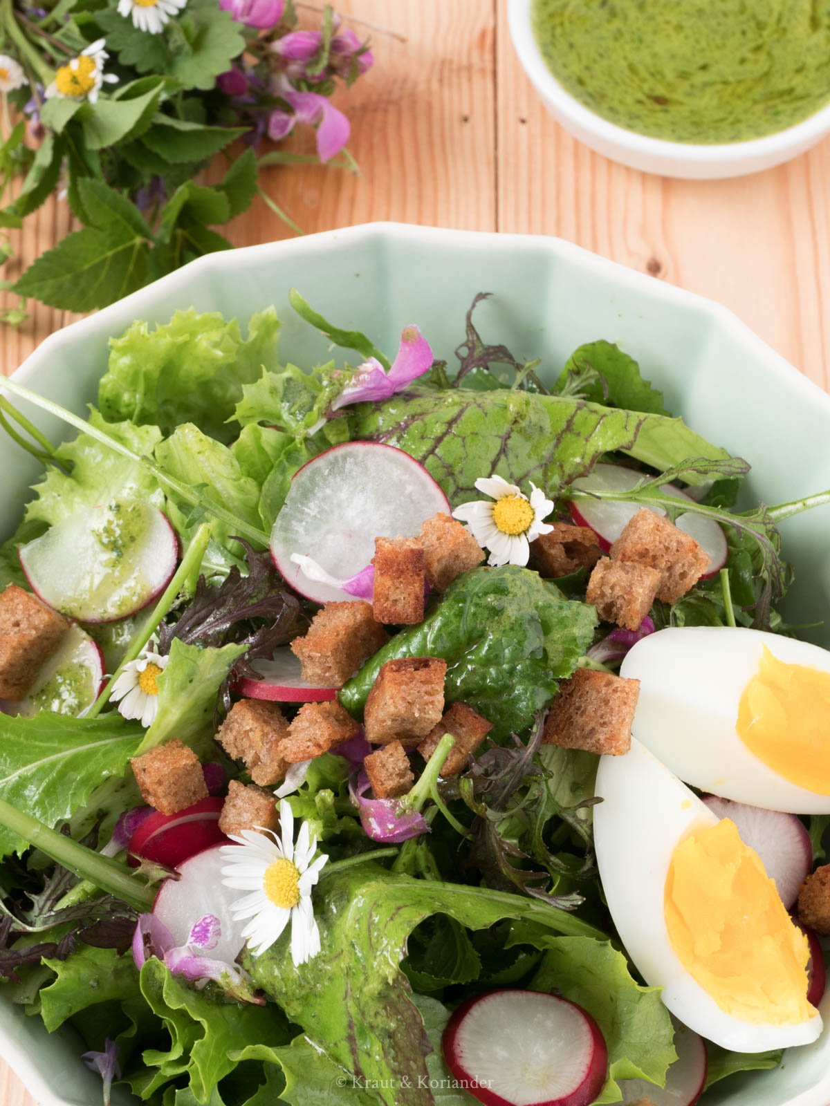 Frühlingshafter Salat mit Wildkräuterdressing
