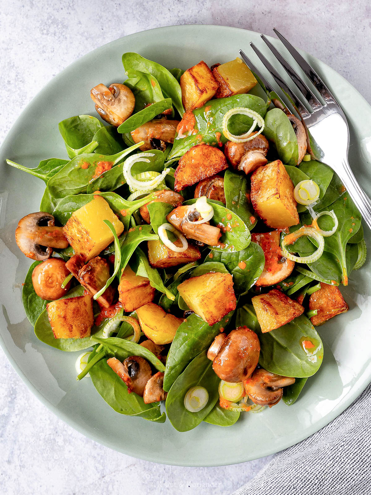 Spinatsalat mit knusprigen Kartoffelwürfeln und Harissa
