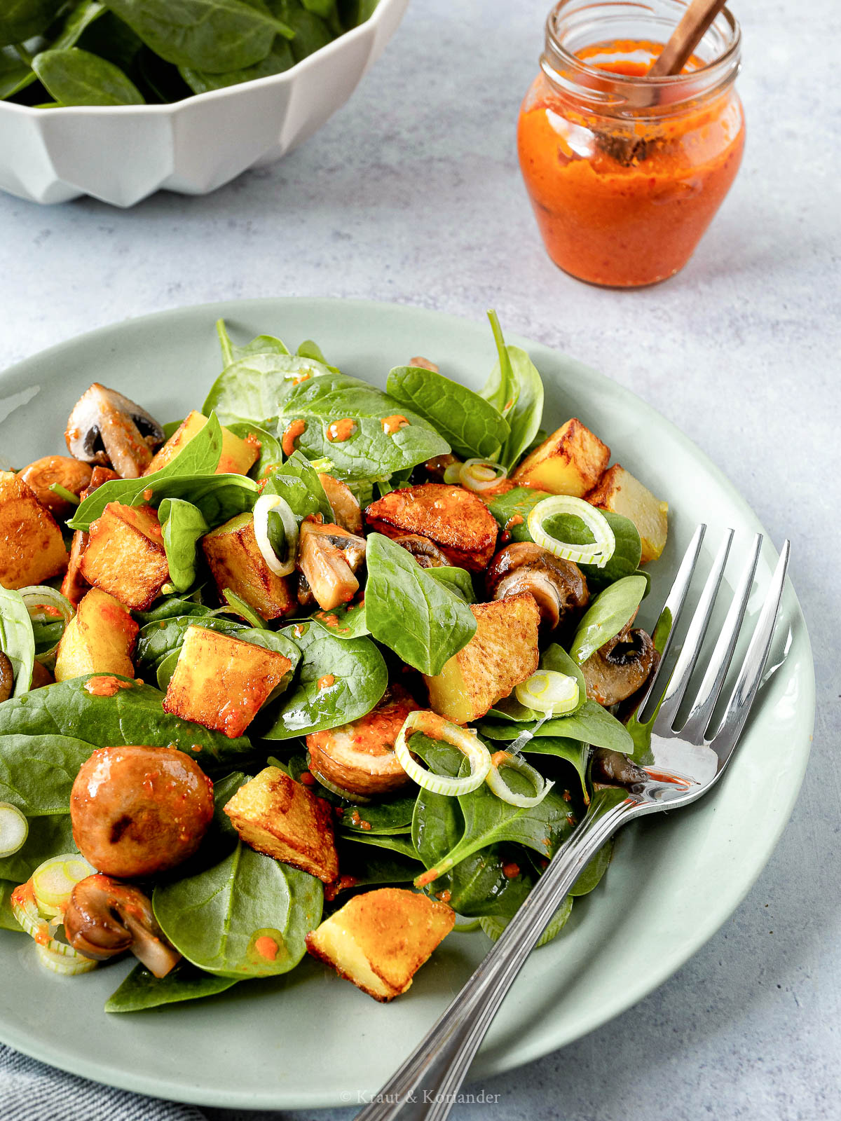 Spinatsalat mit knusprigen Kartoffelwürfeln und Harissa