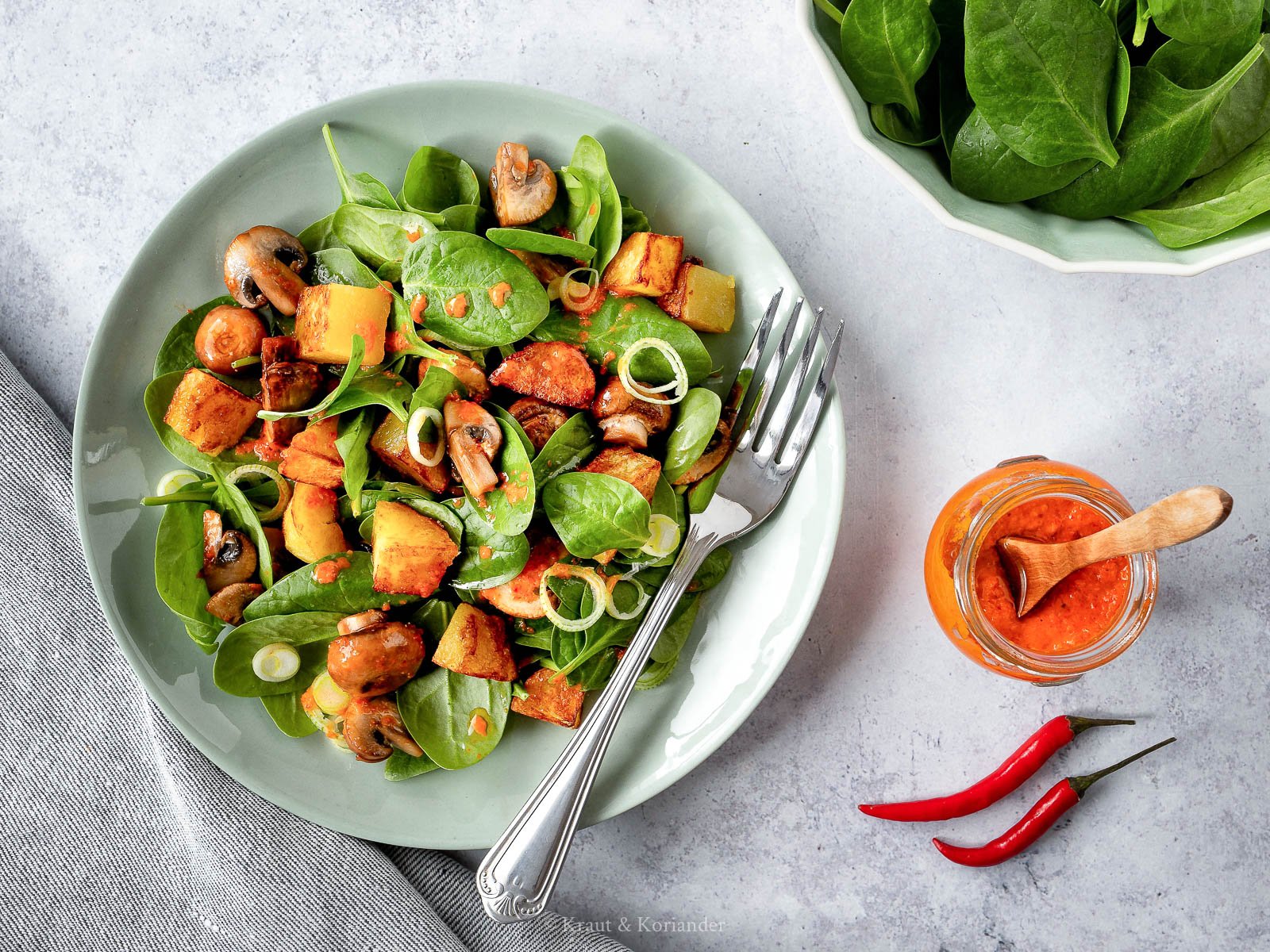 Spinatsalat mit knusprigen Kartoffelwürfeln und Harissa