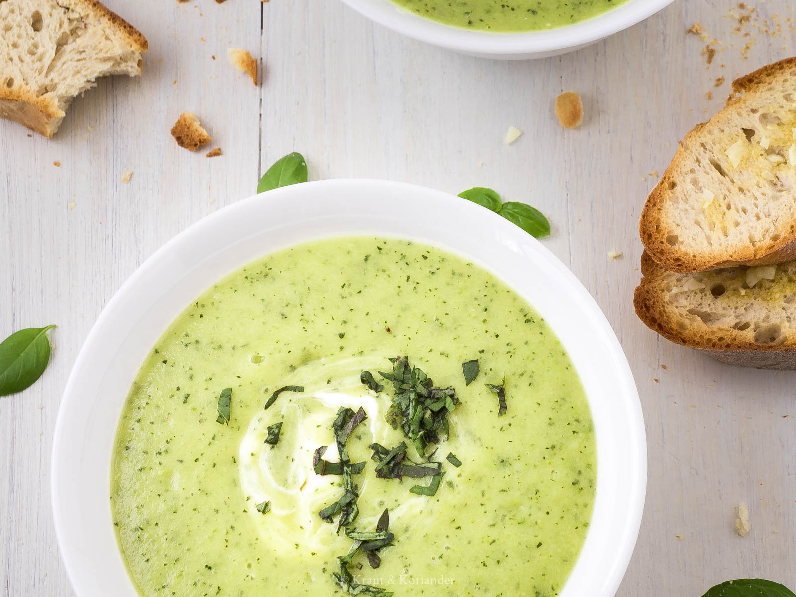 Zucchini-Sommersuppe mit knusprigem Knoblauchbrot