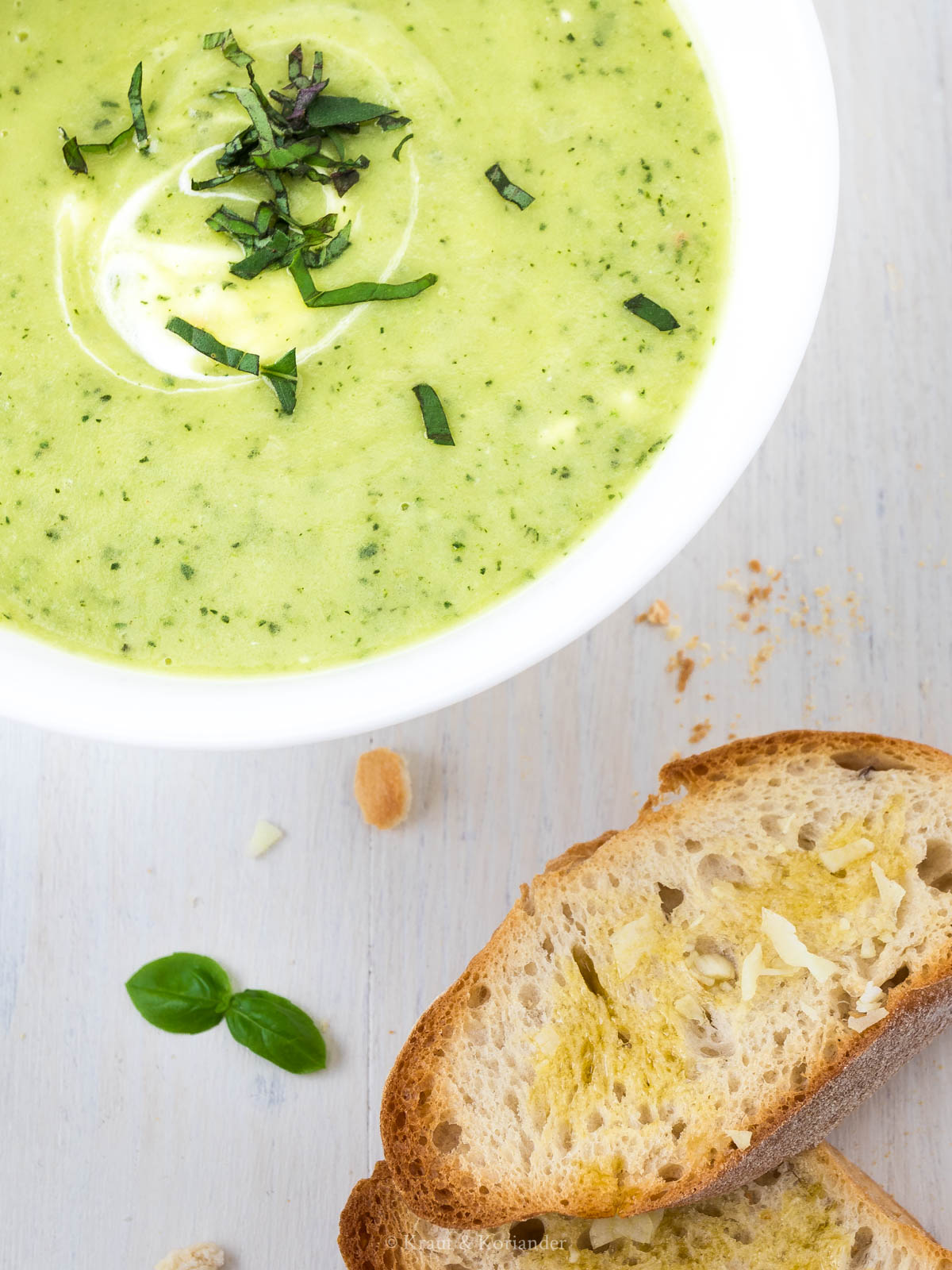 Zucchini-Sommersuppe mit knusprigem Knoblauchbrot