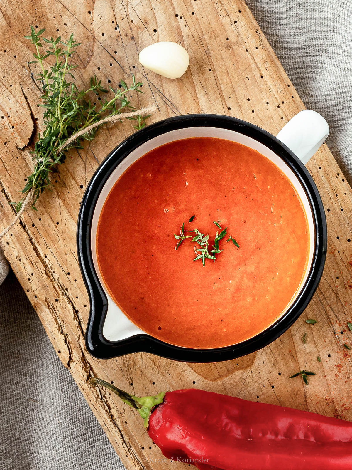 Einfache Paprikasoße mit Thymian und Chili